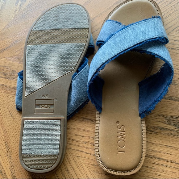 Tom’s Denim look flat Sandals sz9 - Picture 2 of 7